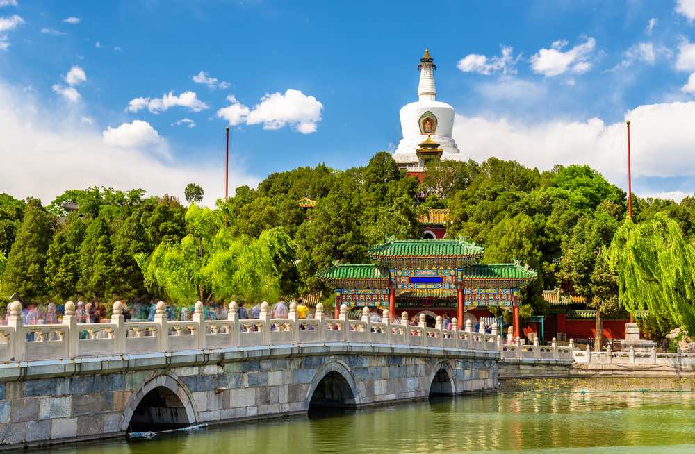 Water met een brug naar het Beihai Park